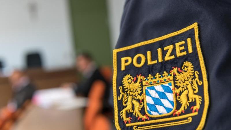 Opposition geschlossen gegen PAG an den Schulen Wappen der bayerischen Polizei ist auf einer Uniform zu sehen