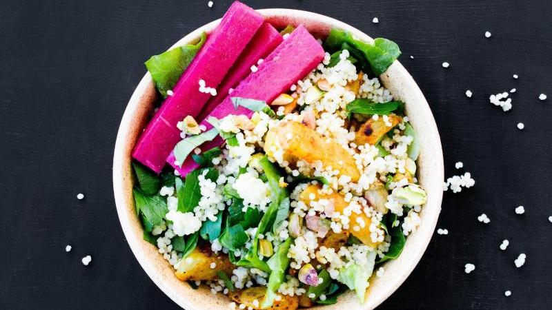 So kommt man glutenfrei durch die Grillsaison Schawarma-Salat