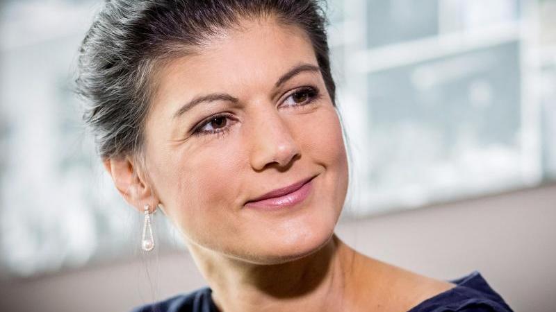 Sahra Wagenknecht kocht bei "Grill den Profi" Sahra Wagenknecht