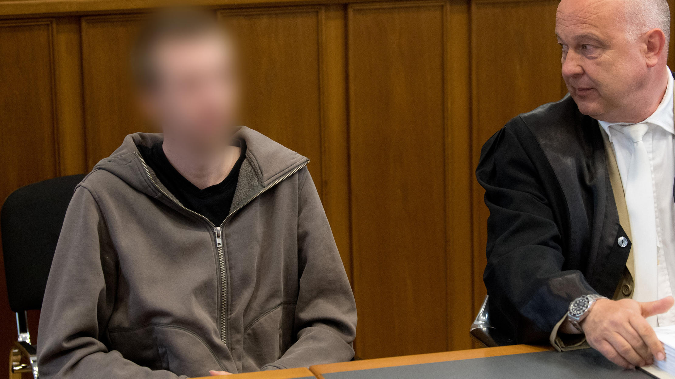 Prozessauftakt in Niedersachsen: Hat Dominik R. (23) sein Baby totgeschüttelt? Der Angeklagte sitzt mit seinem Anwalt Andreas Fedler im Gerichtssaal im Landgericht.
