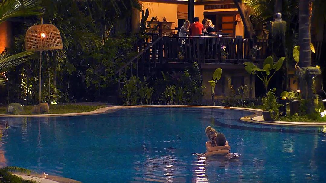 Bachelor in Paradise 2018: Heiße Küsse – Saskia Atzerodt und Christian Rauch knutschen im Pool Saskias und Christians wilde Knutscherei bleibt nicht lange geheim. Die anderen Paradies-Bewohner beobachten das Liebesspiel.