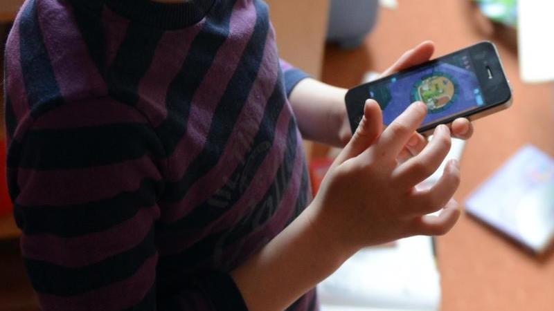 Computer führen zu Verhaltensaufälligkeiten bei Kleinkindern Kind mit Smartphone