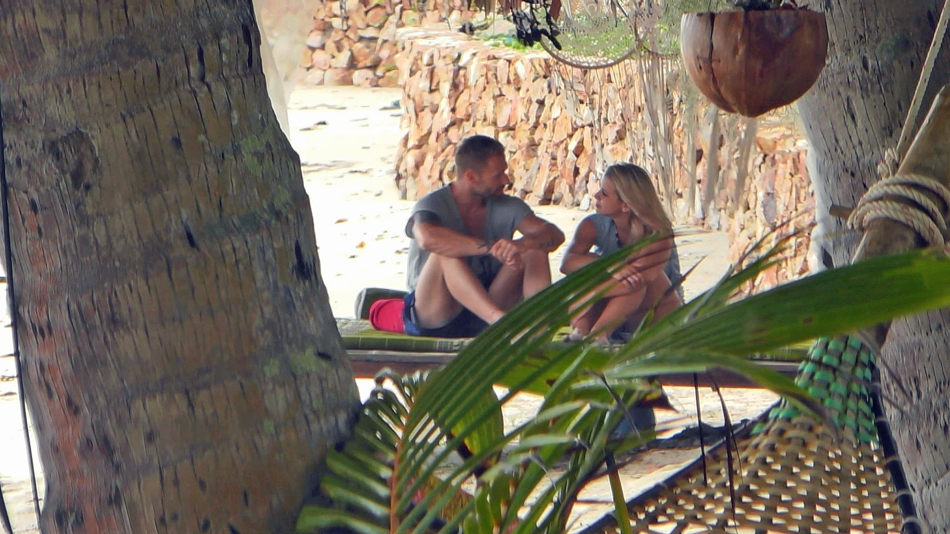 Bachelor in Paradise 2018: Heiße Küsse – Saskia Atzerodt und Christian Rauch knutschen im Pool Christian und Saskia genießen ihre Ungestörtheit am Strand.