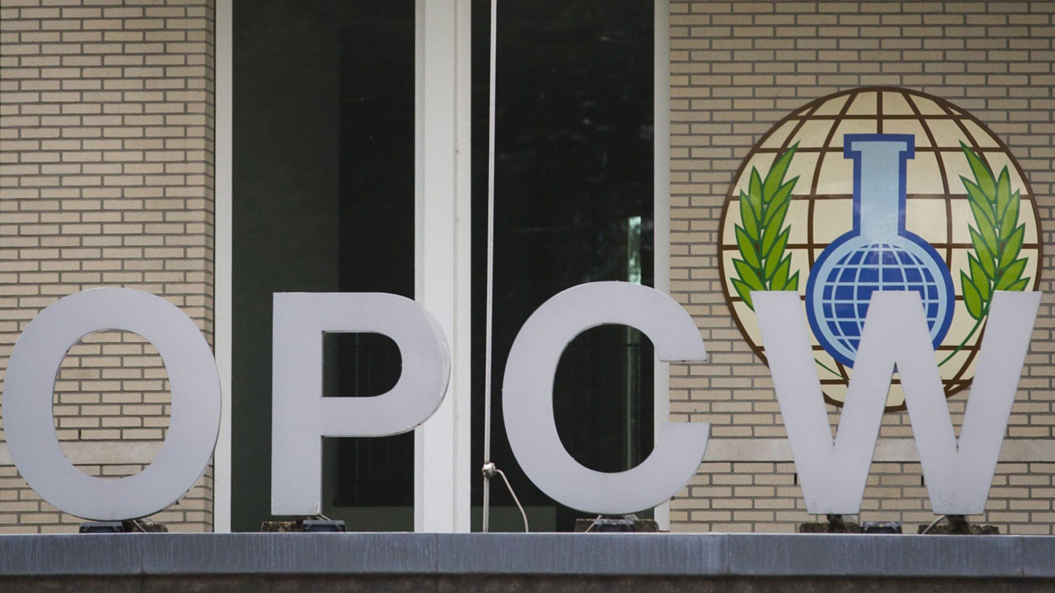 OPCW-Experten gehen von Chlorgaseinsatz in Syrien aus ARCHIV - 31.08.2013, Niederlande, Den Haag: Das Logo der Organisation für das Verbot von Chemiewaffen (OPCW), aufgenommen am Sitz der OPCW. (zu dpa «Diplomaten: Russland und Syrien lassen OPCW-Team nicht nach Duma» vom 16.04.2018) Foto: Evert-Jan Dan