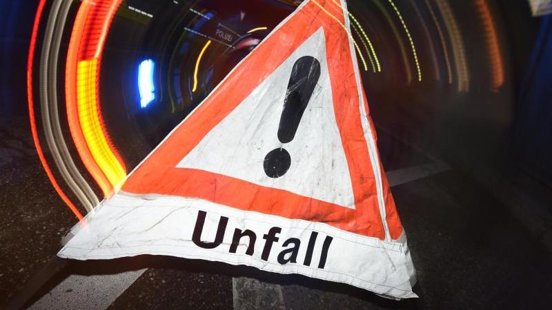 Auto kommt von Straße ab: Zwei Schulkinder schwer verletzt Unfall-Warnschild