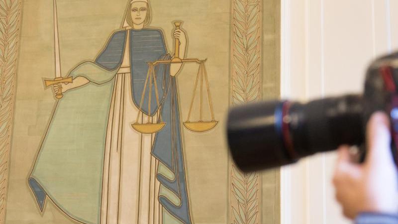 Verteidiger fordern Freispruch für Ex-Hochschulleiter Justitia