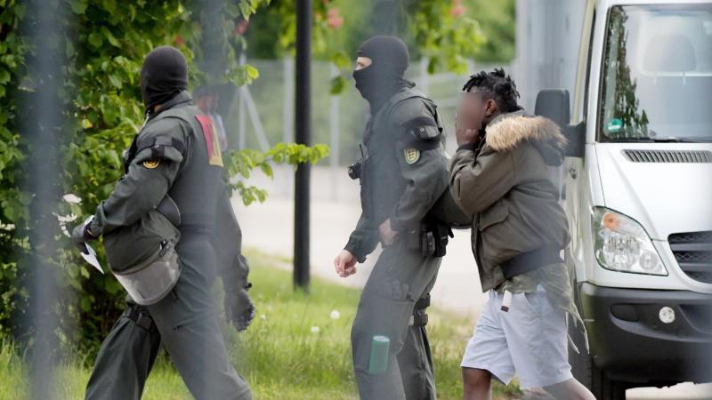 "Anti-Abschiebe-Industrie": Anwälte kritisieren Dobrindt Polizeieinsatz im Flüchtlingsheim