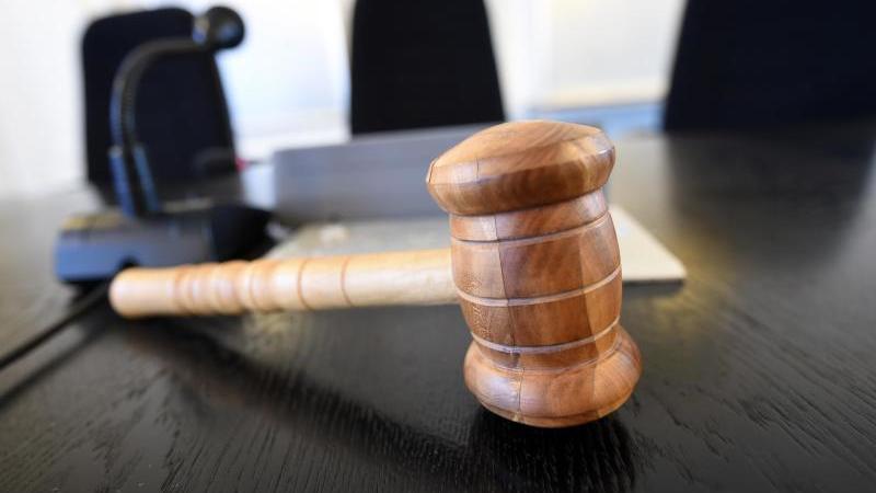 Bewerberin bedrängt: Haftstrafe für Ex-Hochschuldirektor Ein Richterhammer aus Holz