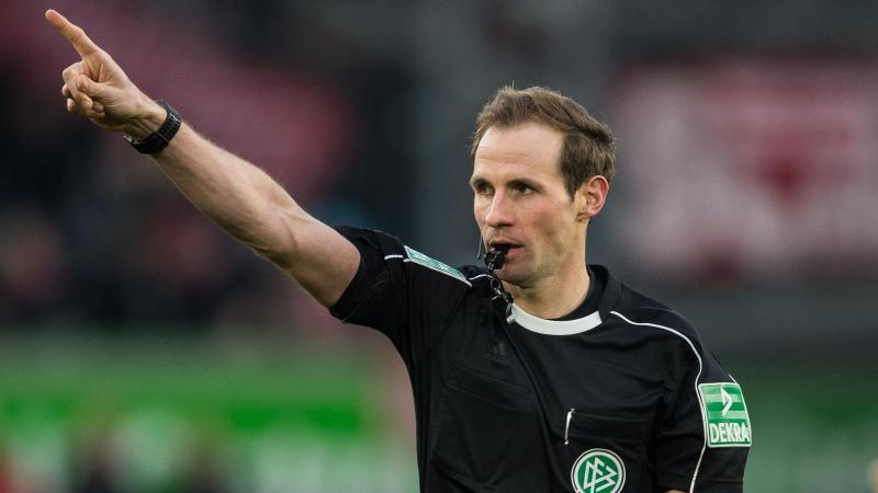 Stegemann bei Relegations-Spiel zwischen Karlsruhe und Aue Schiedsrichter Sascha Stegemann