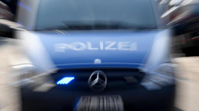 Taxifahrerin bewahrt 90-Jährige vor Verlust von 20 000 Euro Polizei mit Blaulicht