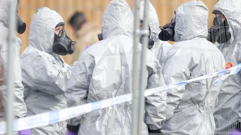 Rechercheverbund: BND beschaffte sich Probe von Nowitschok Schutzanzüge