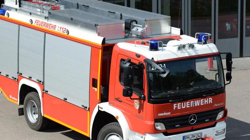 Feuer zerstört sechs neue Lastwagen: Millionenschaden Feuerwehr