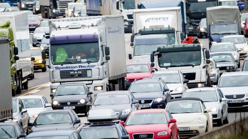 Autobahn 3 nach Lastwagenkarambolage über Stunden gesperrt Stau auf Autobahn