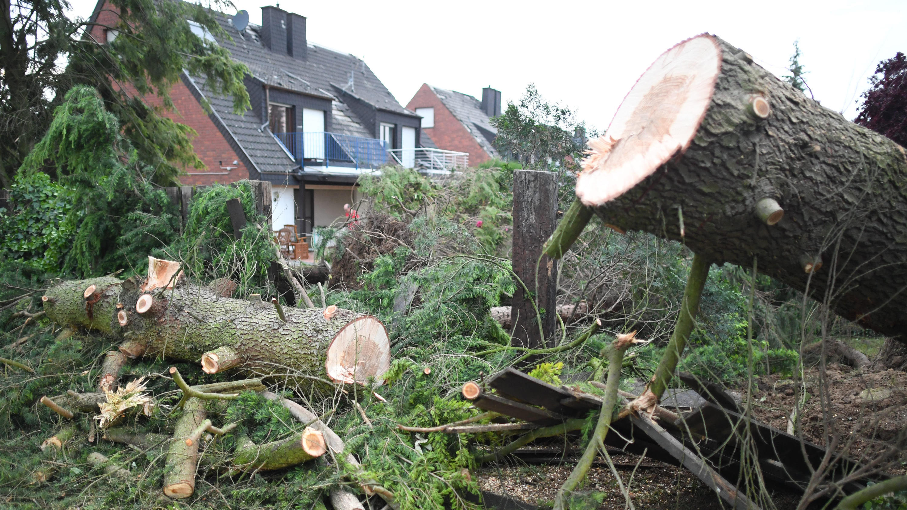 Tornado fegt über Viersen: Mindestens zwei Verletzte und "Schneise der Verwüstung" Tornado über Viersen