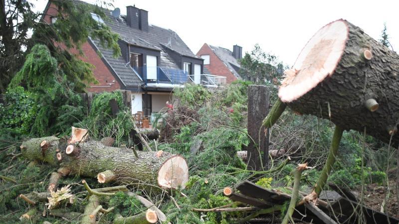 Rettungskräfte unterbrechen Tornado-Einsatz wegen Dunkelheit Wirbelsturm am Niederrhein