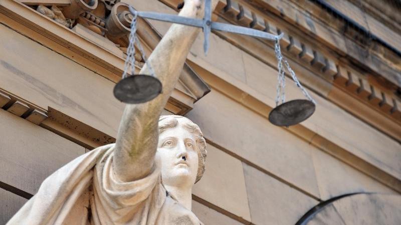 Cannabis angebaut und Brand verursacht? Mann vor Gericht Justitia vor Gericht