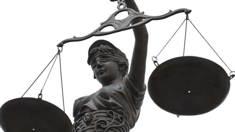 Gericht verhandelt erneut über Forderungen gegen Achenbach Justitia