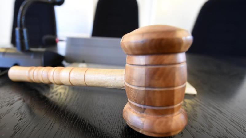 Haftstrafe für Mutter wegen Giftmix für ihre Kinder Richterhammer aus Holz