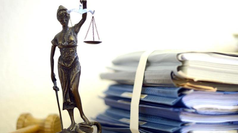 Vergewaltigung auf Friedhof: Geständnis angekündigt Justitia im Gericht