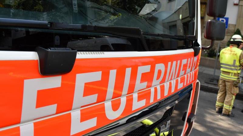 Feuer auf Balkon eines Hochhauses in Bremen Feuerwehrauto