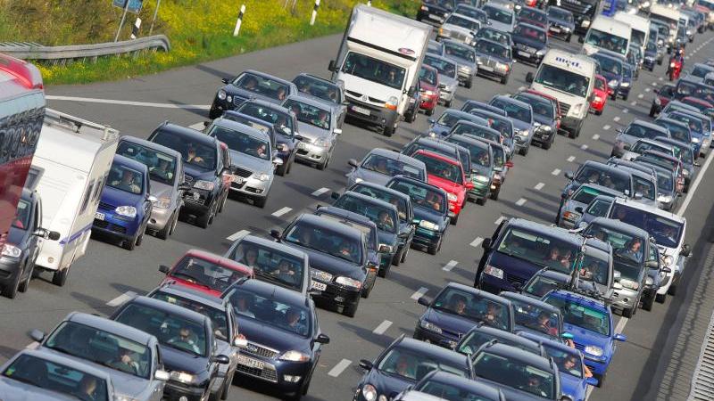 A1: Staus und unaufmerksame Autofahrer führen zu Unfällen Stau