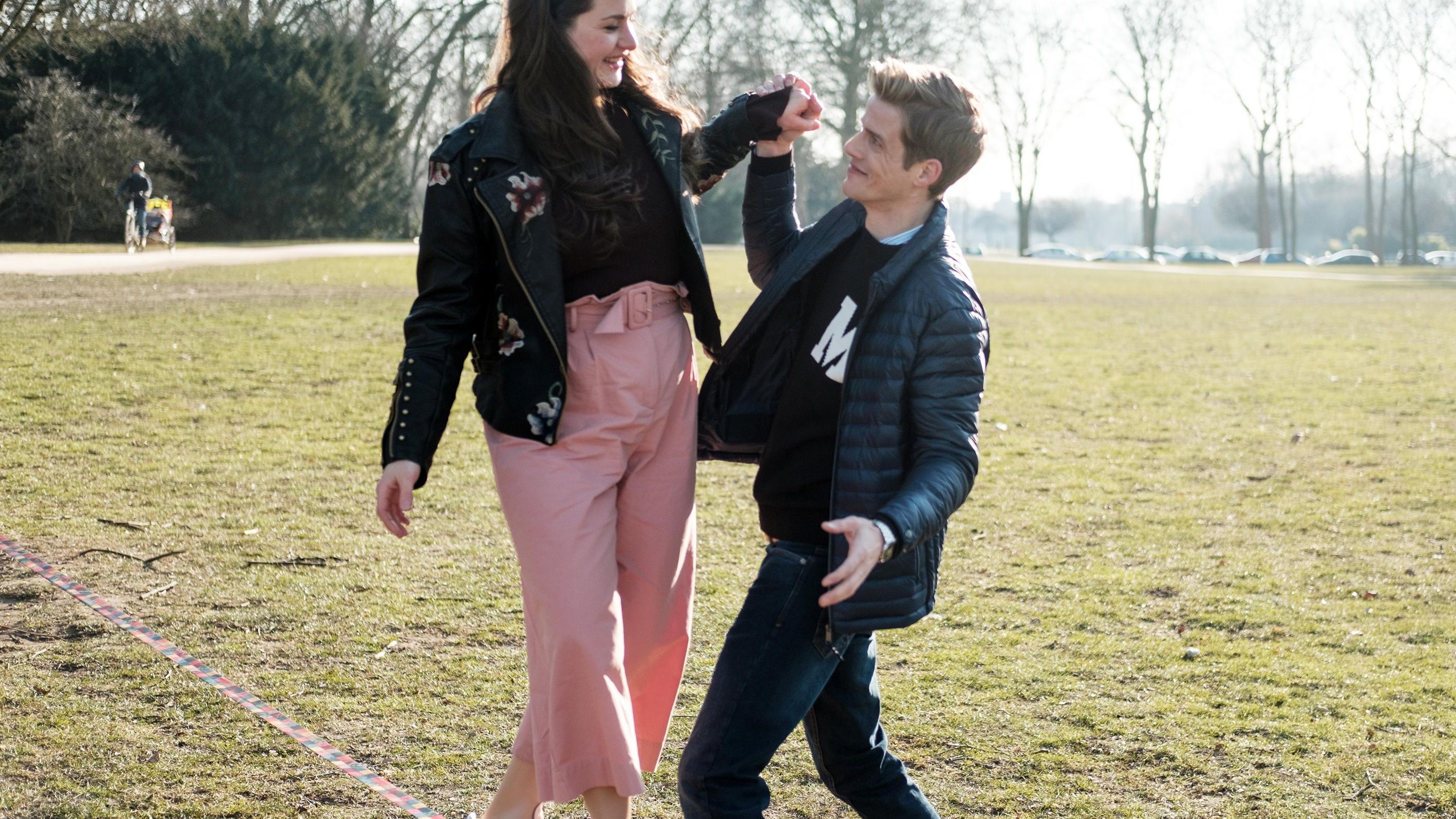 Sebastian Kolb spielt bei "Unter uns" Saskias neuen Lover Marc Saskia (Antonia Michalsky) kann sich dank Marcs (Sebastian Kolb) lockerer Art entspannen.