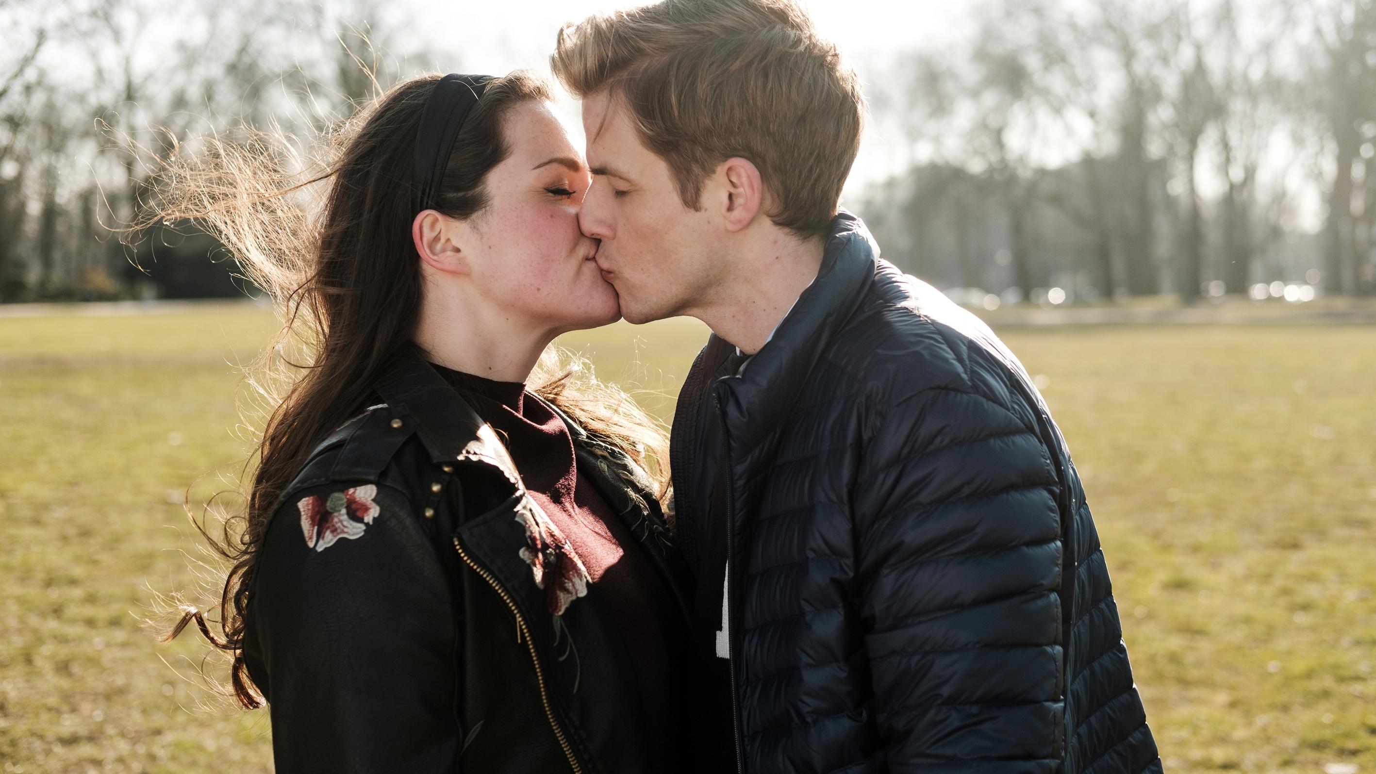 Sebastian Kolb spielt bei "Unter uns" Saskias neuen Lover Marc Saskia (Antonia Michalsky) und Marc (Sebastian Kolb) verbringen eine schöne Zeit miteinander, bei der Saskia ihre Bedenken über Bord wirft und ihn küsst ...