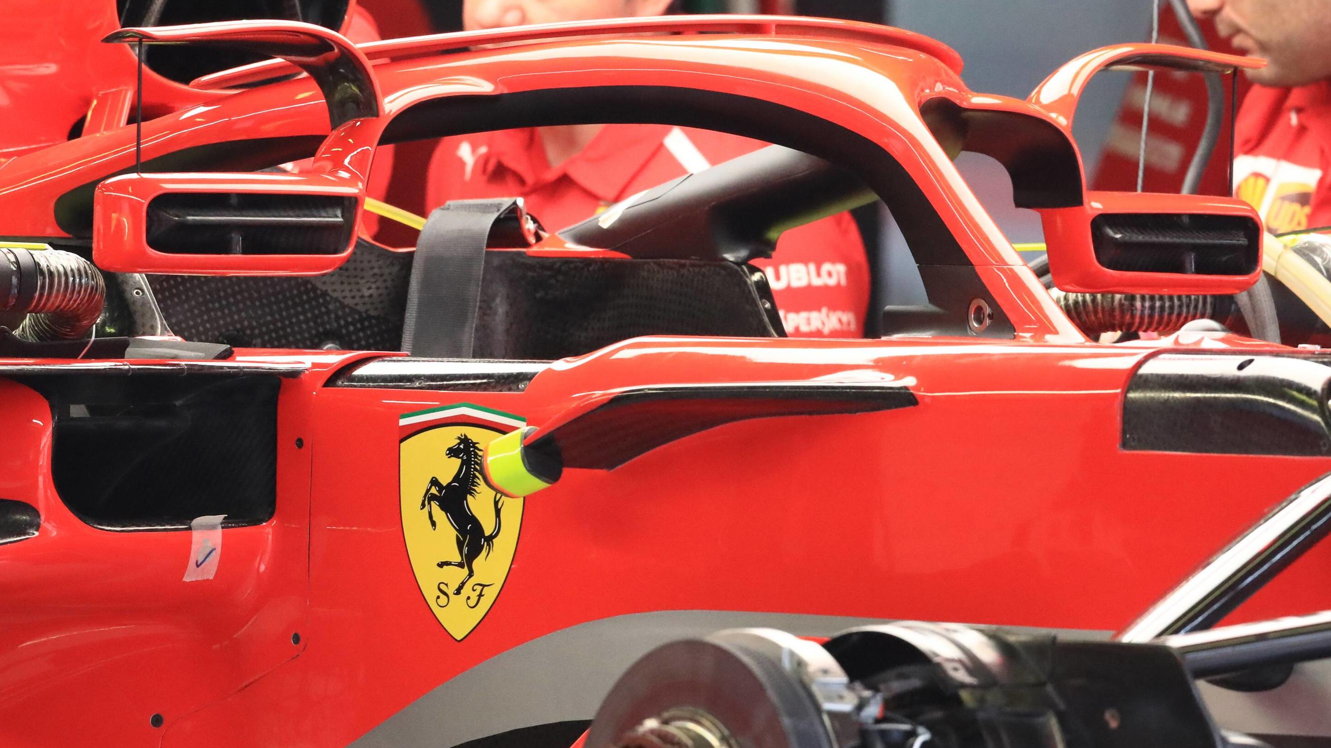 Formel 1: Ferrari muss seine Halo-Spiegel wieder abschrauben 10th May, Circuit de Barcelona, Barcelona, Spain; Spanish Formula One Grand Prix, driver arrivals and press conference PK Pressekonferenz Scuderia Ferrari cars show new mirrors on the halo PUBLICATIONxINxGERxSUIxAUTxHUNxSWExNORxDENxFINxONLY ActionPlu