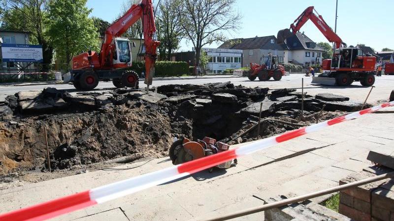 Kollaustrasse ab Pfingstwochenende teilweise wieder frei Bagger auf der Kollaustraße nach dem Wasserrohrbruch