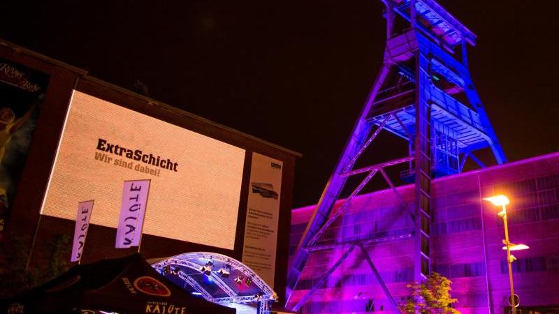 Festival "Extraschicht" Ende Juni an 50 Orten im Ruhrgebiet Beleuchteter Förderturm zum Festival «Extraschicht»