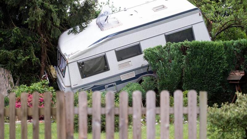 Viersen im Tornado-Schock: "Schatzi, unsere ganze Terrasse!" Umgekipper Wohnwagen