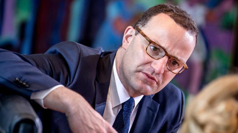 Bürger müssen sich auf höhere Pflegebeiträge einstellen Jens Spahn