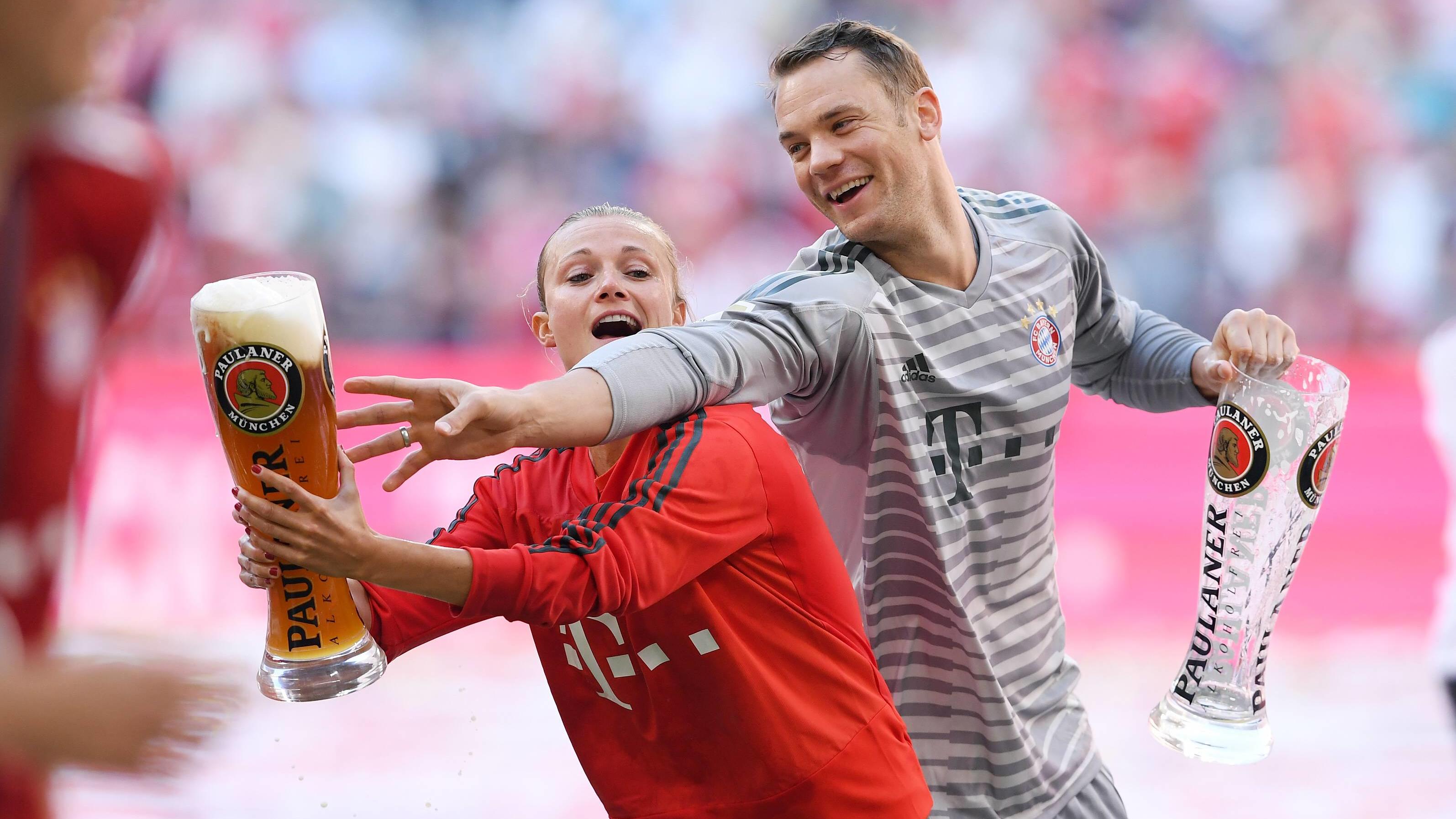 Nationaltorwart kurz vor WM wieder da: Manuel Neuer steht beim Pokalfinale im Bayern-Kader FUSSBALL 1. BUNDESLIGA SAISON 2017/2018 34. SPIELTAG FC Bayern Muenchen - VfB Stuttgart 12.05.2018 Der FC Bayern feiert den Gewinn der 28. Deutsche Meisterschaft Torwart Manuel Neuer (re) und Teammanagerin Kathleen Krueger (li) mit Weissbier Muenchen