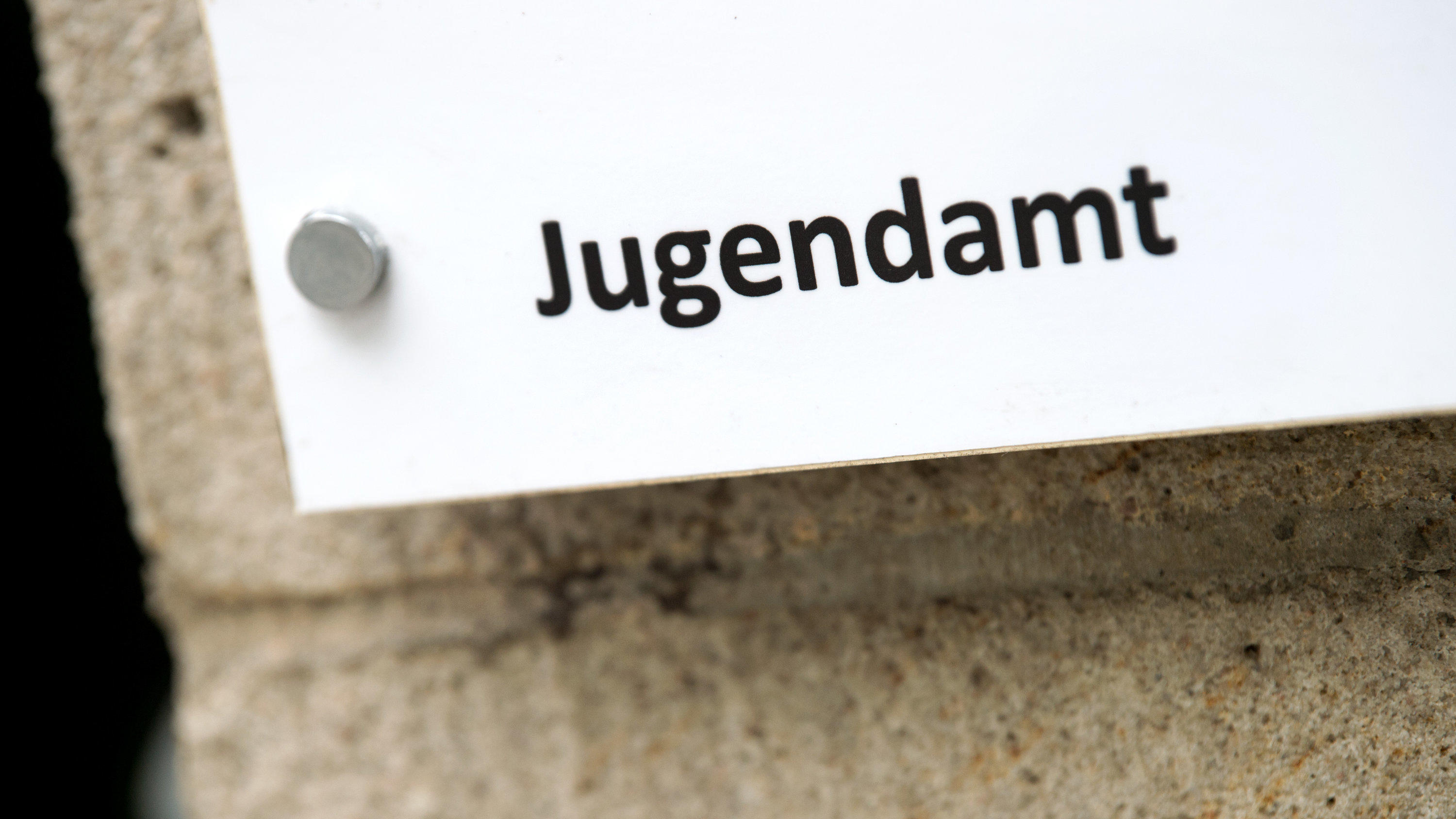 Osnabrück: Vater verletzt Säugling lebensgefährlich - und behauptet, es sei ein Hund gewesen Der Schriftzug "Jugendamt" ist auf einem Schild zu lesen.