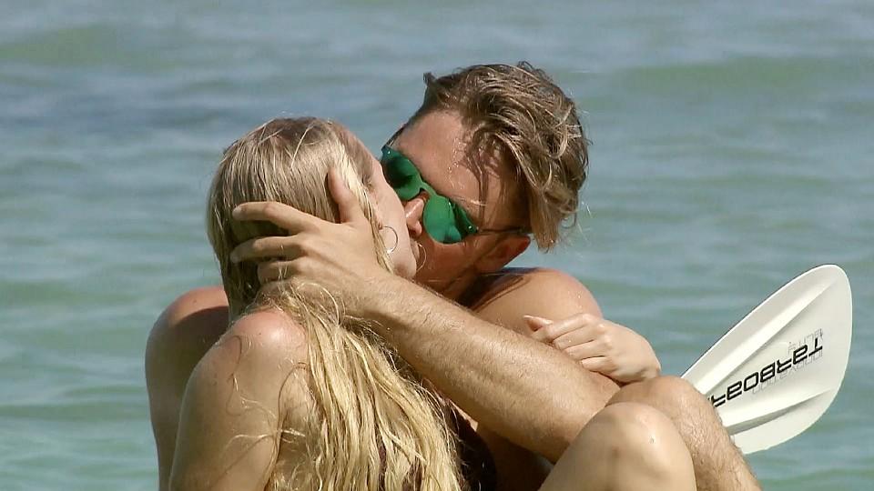 Bachelor in Paradise 2018: Single-Damen Viola, Svenja und Ela mischen das Paradies auf Bei Svenja und Johannes knistert es gewaltig.