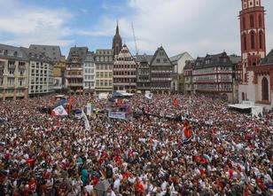 Zehntausende Fans haben dem DFB-Pokalsieger Eintracht Frankfurt einen begei... weiterlesen