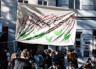 Mit Hausbesetzungen haben Aktivisten gegen überteuerten Wohnraum protestiert. Hausbesetzungen in Berlin
