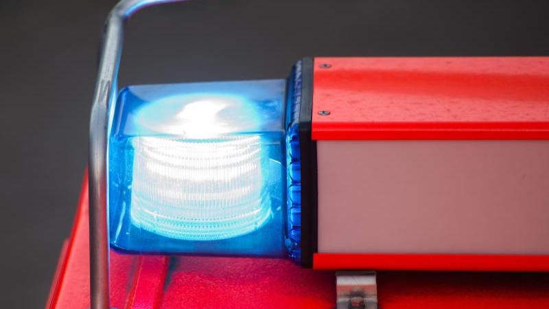 Brand in Papenburg: Tote noch nicht identifiziert Blaulicht eines Feuerwehrwagens
