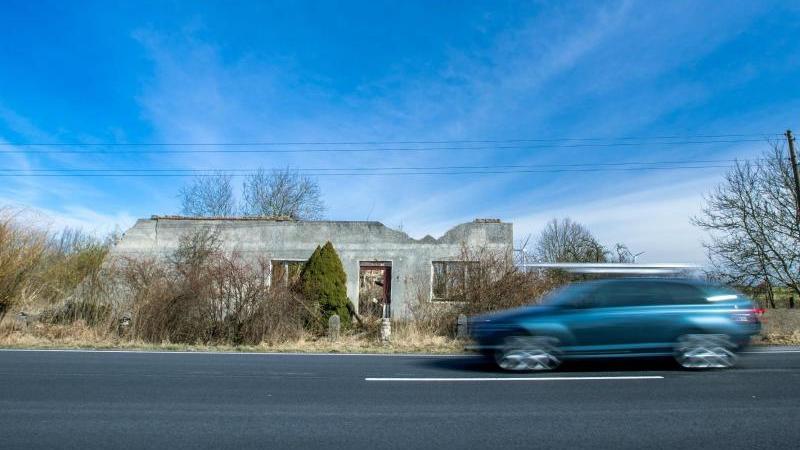 Ländlicher Raum verliert Einwohner: Lewentz sieht Gegentrend Ein verlassenes Haus an einer Straße auf dem Land