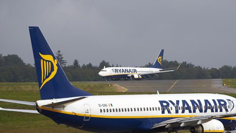 Ryanair macht trotz sinkender Ticketpreise mehr Gewinn Ryanair-Flugzeuge