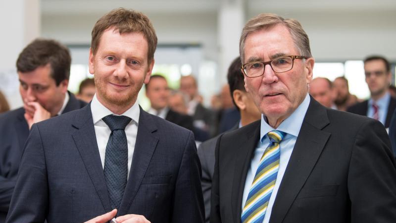 Kretschmer besucht Airbus-Konzernzentrale in Toulouse Sachsens Ministerpräsident Kretschmer (l) und EFW-Chef Sperl