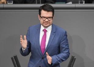 Angesichts immer neuer Details in der Affäre um mutmaßlich manipulierte Asy... weiterlesen