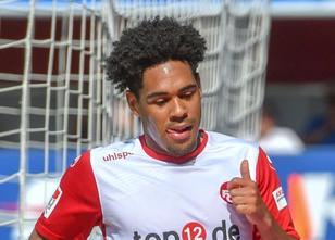 Außenverteidiger Phillipp Mwene steht vor einem Wechsel vom Zweitliga-Abste... weiterlesen