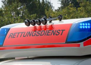 Ein Junge hat mit seinem Tretroller ein Auto gerammt und sich dabei schwer ... weiterlesen