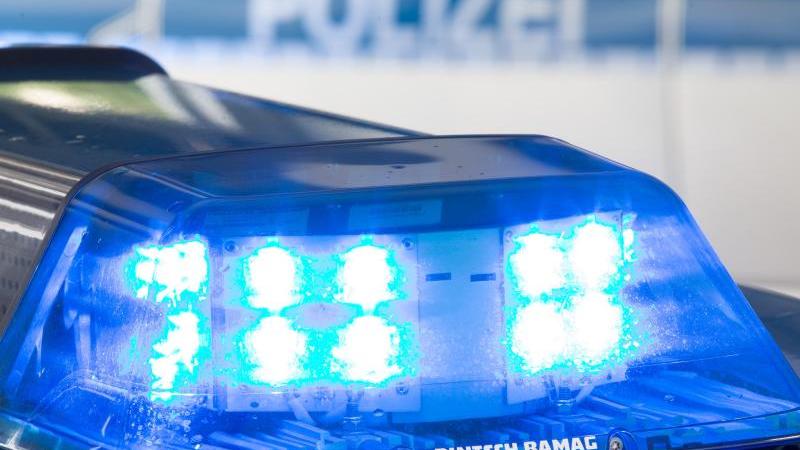 Polizei nimmt betrunkenen Autofahrer fest Ein Blaulicht auf dem Dach eines Polizeiwagens