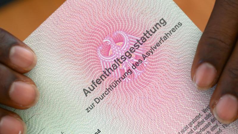Bamf weist in Asyl-Affäre Vertuschungsvorwurf zurück Aufenthaltsgestattung