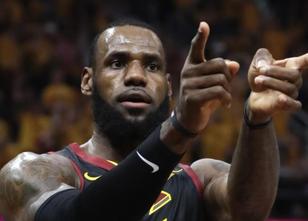 Basketball-Star LeBron James hat mit den Cleveland Cavaliers im Playoff-Hal... weiterlesen