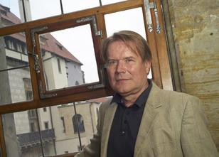 Man muss den Kopf weit nach oben recken, um das Fenster zu sehen. weiterlesen