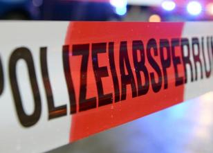 Beim Zusammenstoß eines Lasters mit dem Begleitfahrzeug eines Schwertranspo... weiterlesen