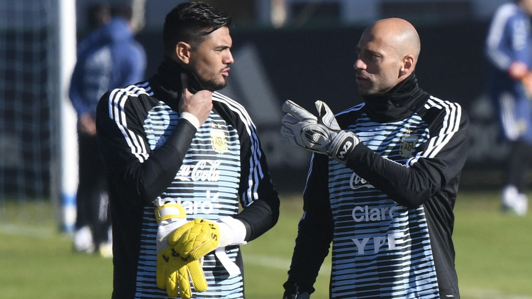 Torwart-Frage: Den Argentiniern geht's wie der deutschen Nationalelf 22.05.2018, Argentinien, Buenos Aires: Sergio Romero (l), argentinischer Nationaltorwart, spricht während einer Trainingseinheit mit seinem Teamkollegen Wilfredo Caballero. Der argentinische Nationaltorwart Sergio Romero wird wegen einer Knieverletzu
